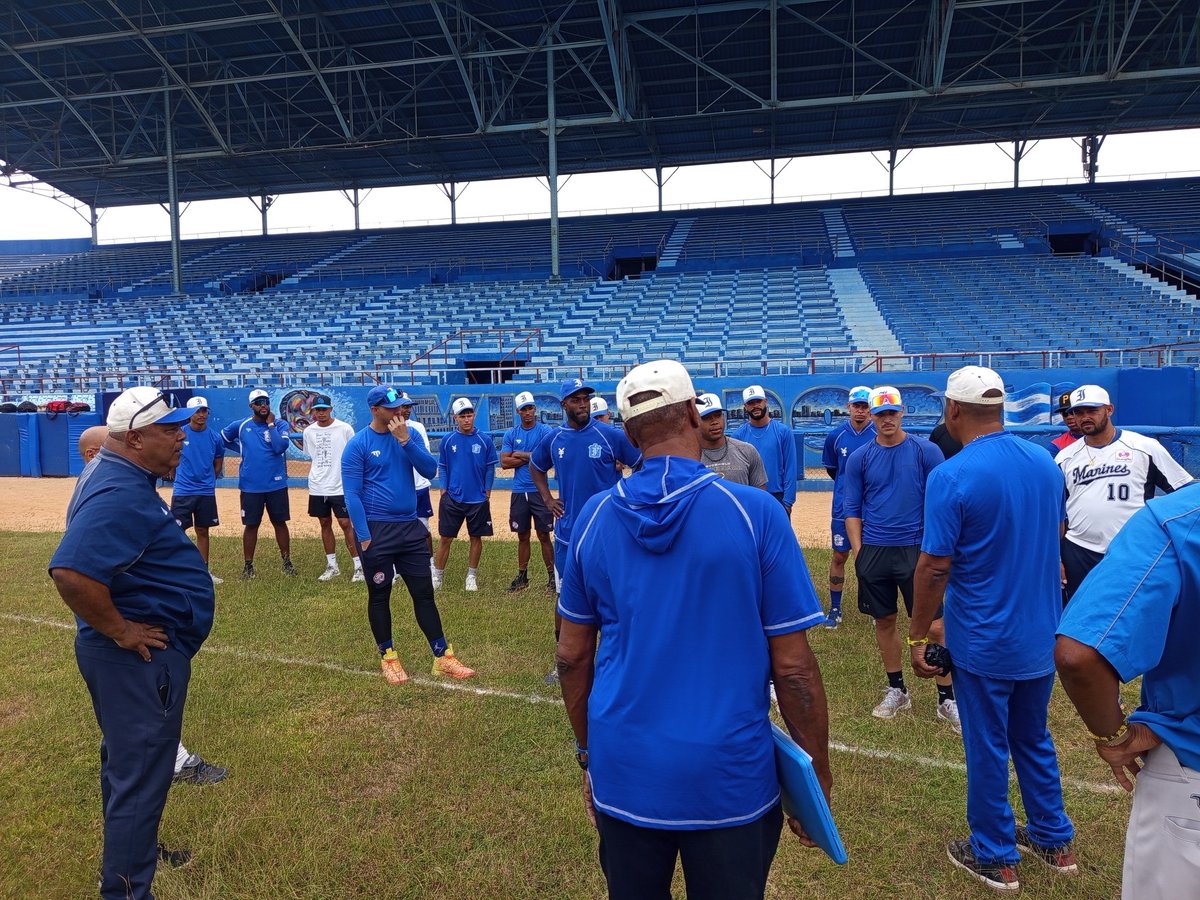 inderhabana's tweet image. Con su director Guillermo Carmona al frente, #Industriales inició este lunes en el #Latinoamericano los entrenamientos para la Liga Élite, prevista para iniciar el próximo 2 de mayo. 
A pesar de las ausencias, los Leones ratifican el compromiso de discutir el título. #LaHabana