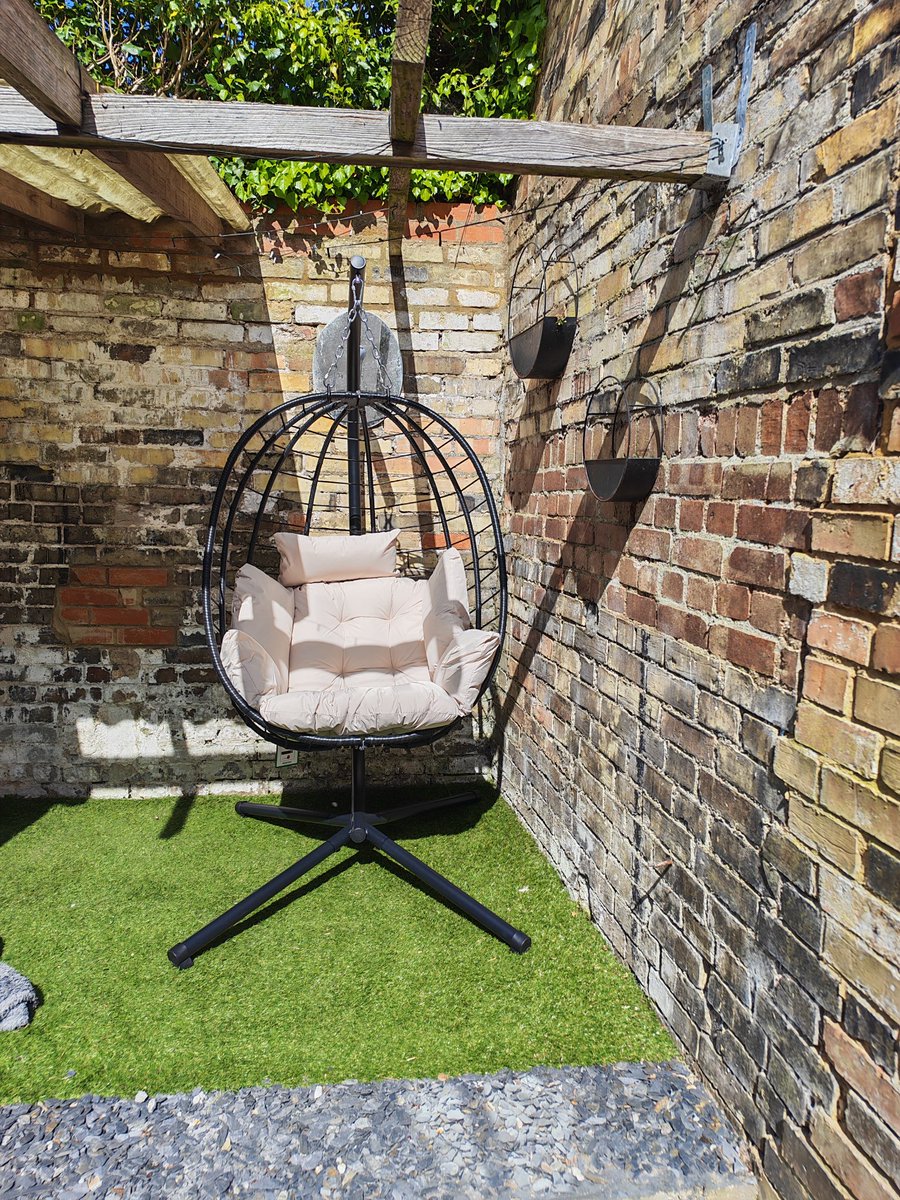 Butterf20693262's tweet photo. @DreyfusJames I haven't got a pet, but do you like my new egg chair? https://t.co/xMavf705dc