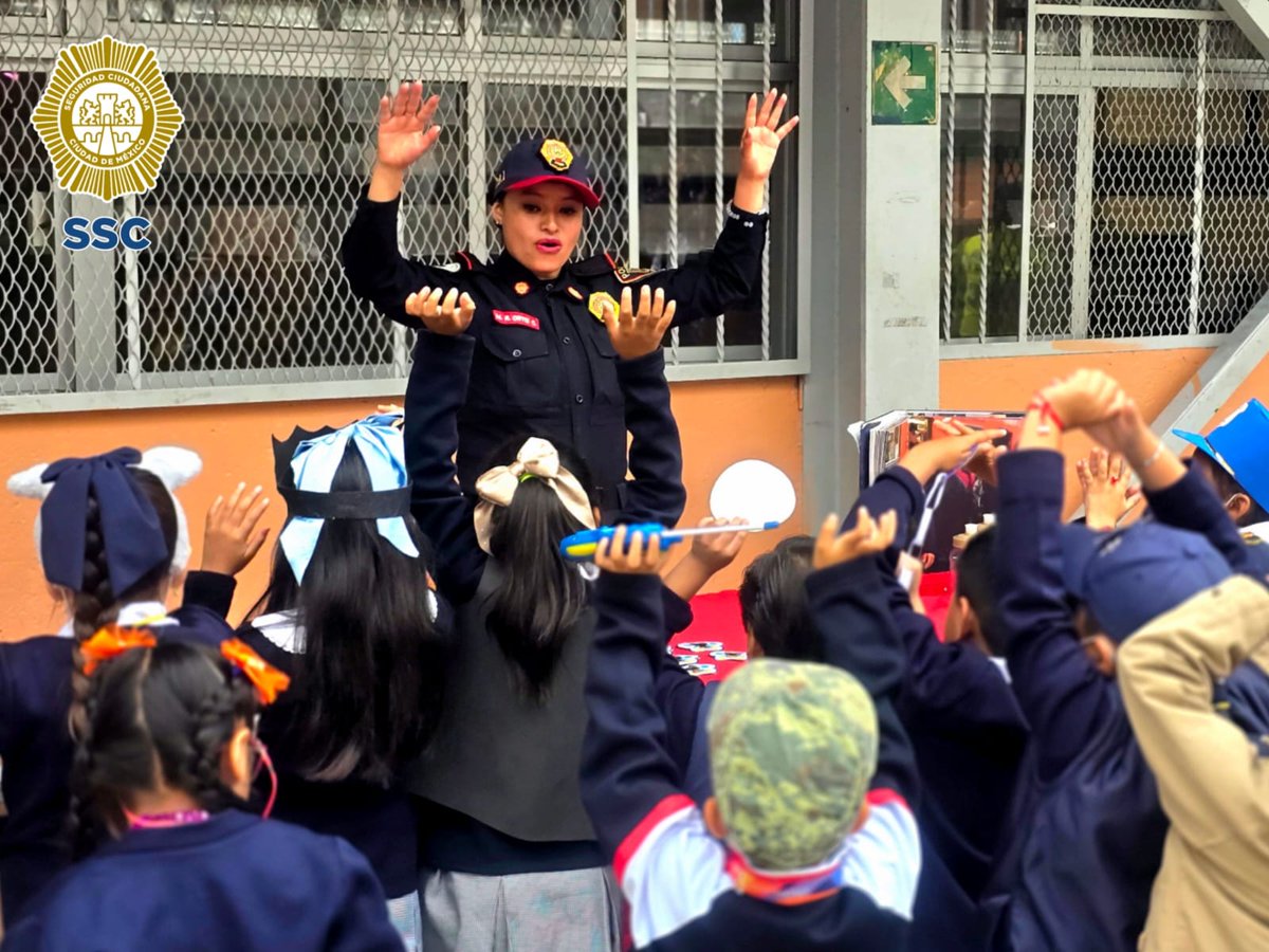 PBI_SSC's tweet photo. En la @Alc_Iztapalapa, personal de la #PBI de la @SSC_CDMX participó en la #FeriaDeSeguridad con la instalación de un #StandInformativo en la Primaria “Lic. José Ángel Ceniceros”.

A través de diversas actividades y juegos, la #PBI brindó información a la comunidad escolar sobre los servicios que ofrece, con el objetivo de fortalecer la cultura de la seguridad y promover entornos más seguros para las y los estudiantes. 👮‍♀️📚👮‍♂️