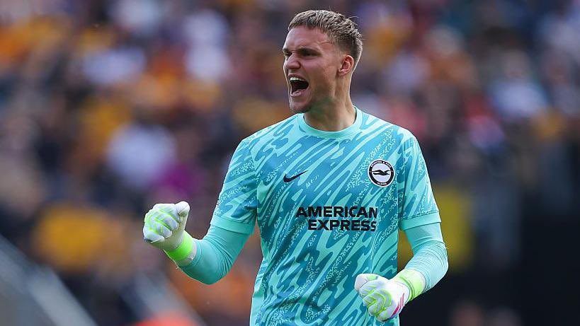 AndrewJames1901's tweet image. Bart Verbruggen made his 1️⃣0️⃣0️⃣th appearance for Brighton on Saturday! 👏🏻💙🤍

Arguably our player of the season so far, and one of the best young keepers in the world right now! 🌏

#Brighton #BHAFC