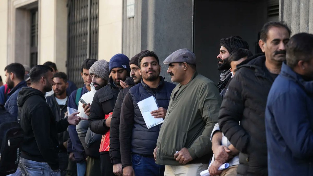 Diariogeopol's tweet photo. 🇪🇸 | Comienza la regularización masiva de inmigrantes impulsada por el PSOE en España.

Más de 2,5 millones de extranjeros han solicitado nacionalizarse.

Tras esto, el CIS aumenta la ventaja del PSOE que ganaría las elecciones con el 36,4% de los votos. https://t.co/dt3fU6YX3M