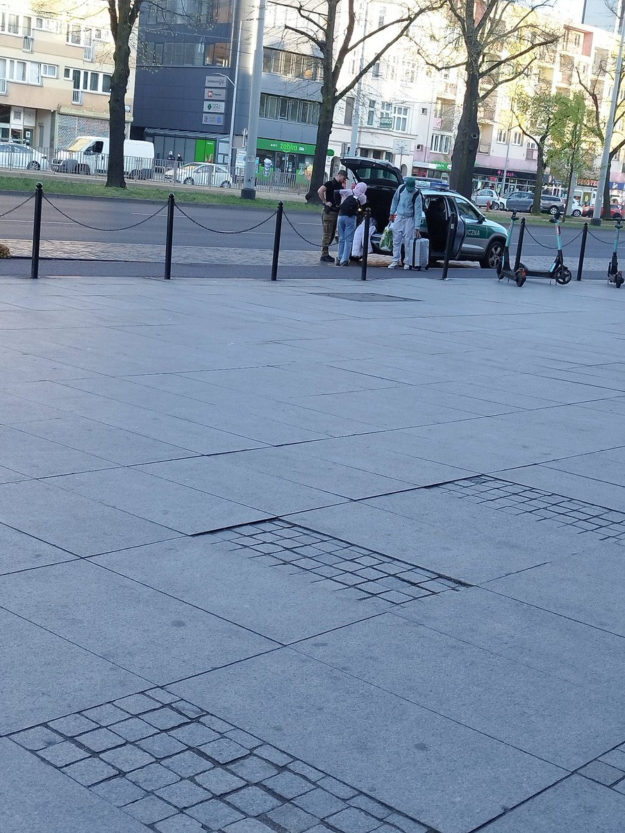 "Dzisiaj godzina 19.15 pod Kaskadą w Szczecinie"
<a href="/Straz_Graniczna/">Straż Graniczna</a> co tu się dzieje? Co to za ludzie? Dlaczego ich podwozicie do centrum Szczecina?