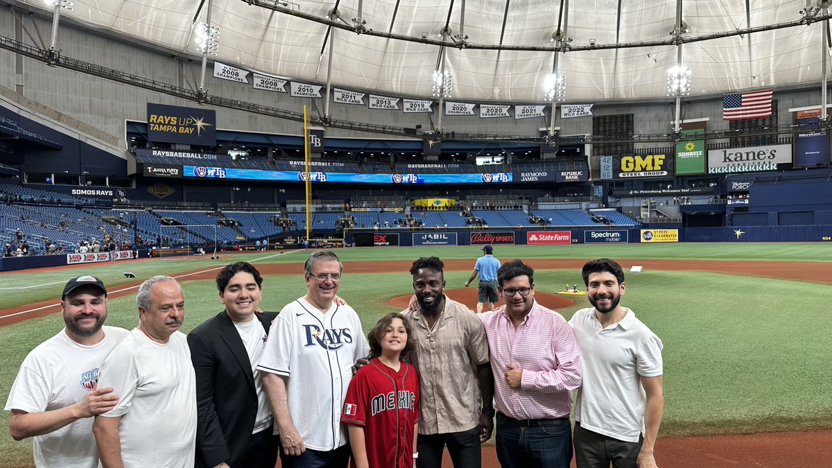 OYBecerril's tweet photo. Mi respaldo a Marcelo Ebrard no nace de un cálculo político, nace de haberlo visto de cerca.

Tuve la oportunidad de coincidir con él en Orlando, después en Miami y en Tampa; en las tres ocasiones me quedó claro algo que no siempre se dice de los políticos: Marcelo se toma el tiempo para la juventud mexicana que vive en el exterior. 

No de manera protocolaria, sino de verdad. 

Nos escuchó, nos preguntó qué estábamos construyendo, y nos impulso a representar a México como se debe desde donde estuviéramos.

Eso dice mucho de quién es. 

Cuando uno está lejos del país, son pocos los funcionarios que voltean a ver a los mexicanos que seguimos trabajando, estudiando y construyendo algo que también lleva bandera mexicana afuera. 

Marcelo sí lo hace, y lo ha hecho por años.

Por eso lo respaldo: da resultados, es leal cuando toca serlo, y sabe tender acuerdos incluso cuando el escenario se pone difícil. Su trabajo en la relación bilateral con Estados Unidos, que yo vivo desde Orlando todos los días, no se puede negar. 

Trajo certidumbre en momentos de mucha turbulencia, y eso no es poca cosa.

Mientras otros se dedican a descalificar, Marcelo sigue tendiendo puentes, generando confianza y dando resultados. 

Los que hemos seguido su trayectoria sabemos que tiene lo que se necesita: experiencia, rumbo, capacidad de diálogo, y un compromiso con México que ya ha sido probado más de una vez.

No es solo un político con currículum. 

Es alguien que entiende al país y a los mexicanos de los dos lados de la frontera.