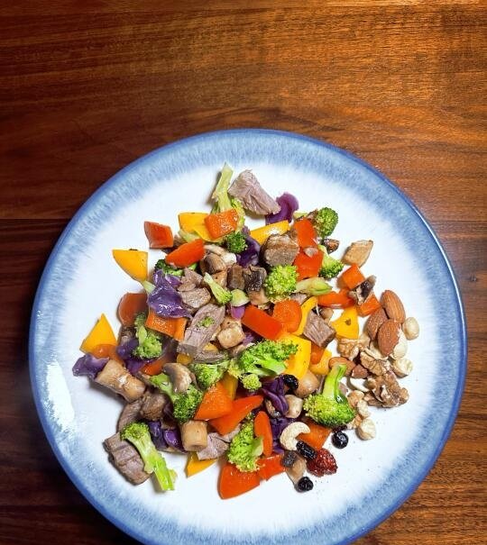 zolfaelsawy's tweet image. Swap heavy meals for this protein-packed, veggie-loaded bowl! Grilled chicken, quinoa, roasted veggies + a zesty lemon-tahini drizzle. 350kcal, 25g protein—fuel your day without the guilt. #FatLossMeals #CleanEating