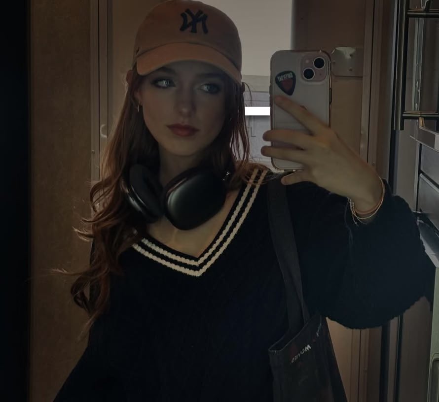 🕯️daphne blake set pics next week 🕯️