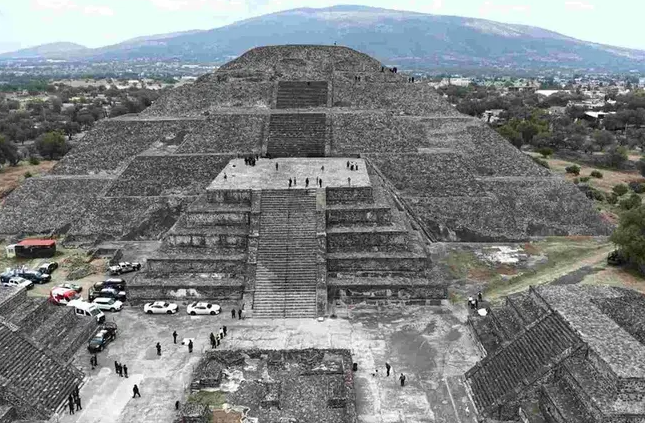 MundoEConflicto's tweet image. 🔴 #AHORA | Una mujer canadiense murió y cuatro personas de nacionalidades colombiana, rusa y canadiense resultaron heridas tras un tiroteo en las pirámides de Teotihuacán. El atacante se suicidó en el lugar. Autoridades mexicanas ya investigan el móvil del suceso.