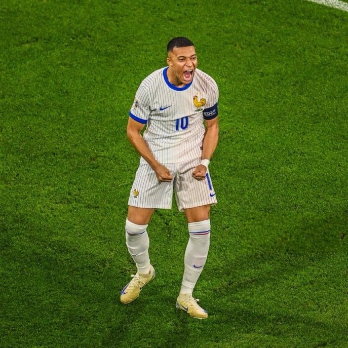 W7 🏝 (fan) tweet media