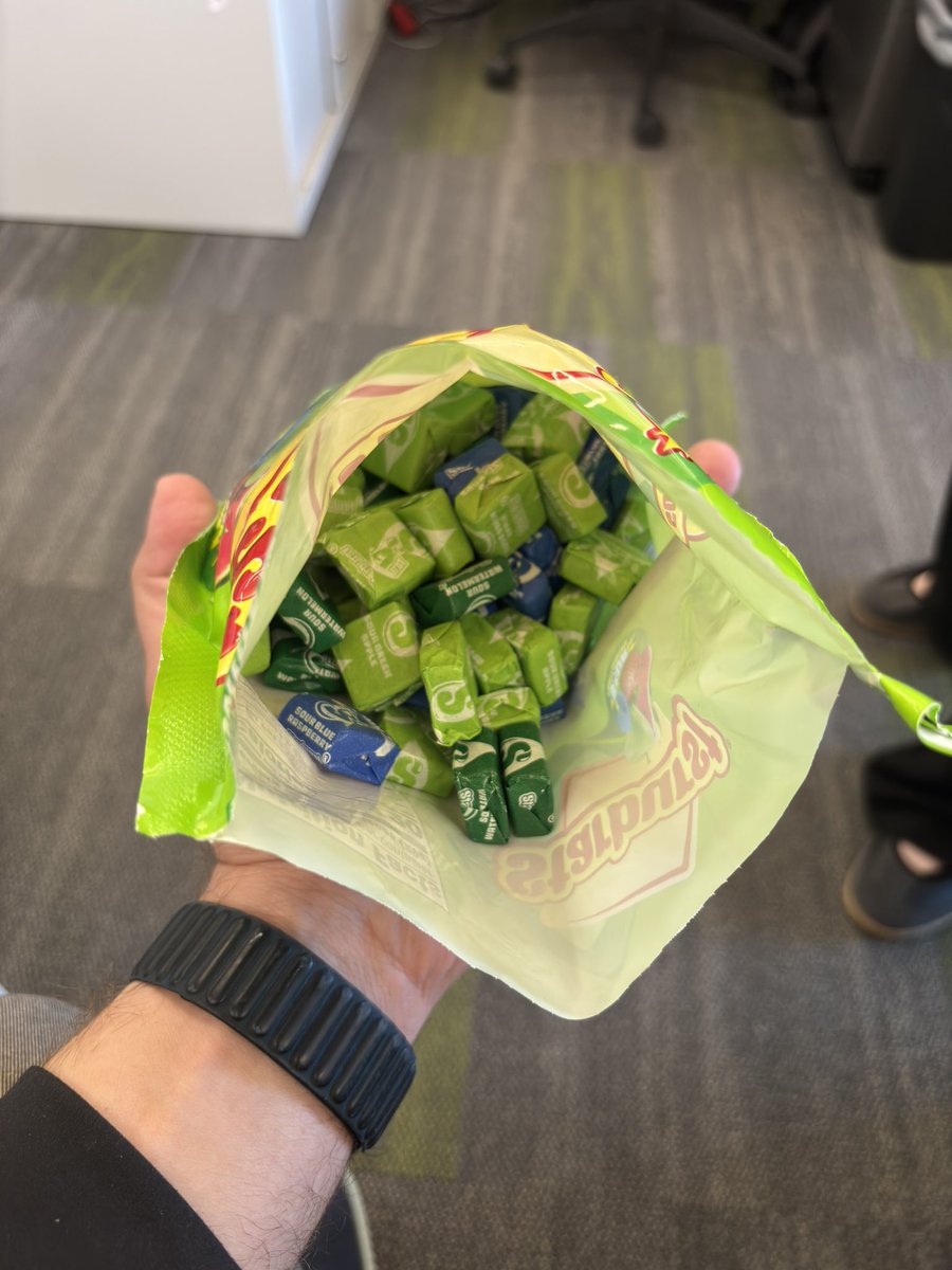 B2ThaOban's tweet photo. @Starburst Just wanted to try one Sour Strawberry. What in the world?? 😭 https://t.co/UpQHk2Mr36