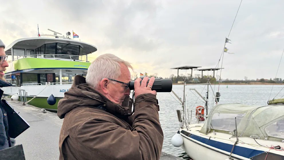 aphrodithe's tweet photo. 20.04.2026 -20:51 Uhr
▶️Backhaus will Nacht bei #Timmy verbringen!🐳
Umweltminister #Backhaus will nicht von Timmys Seite weichen. Auf  Boot will er die Nacht verbringen, den WAL durch ein Nachtsichtgerät PERSÖNLICH im Auge behalten
ALLE KRÄFTE wollen durcharbeiten!
DANKE! 🐳🌊💙 https://t.co/bgFhxvPuIS
