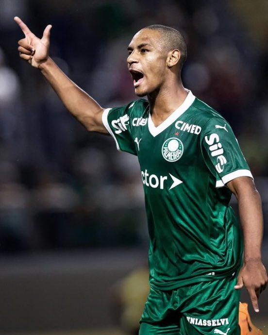 SimplyUtd's tweet image. 🚨 BREAKING!

Manchester United plan a €40M bid for 16-year-old Eduardo Conceição soon, with talks already ongoing.

[@UOLEsporte]