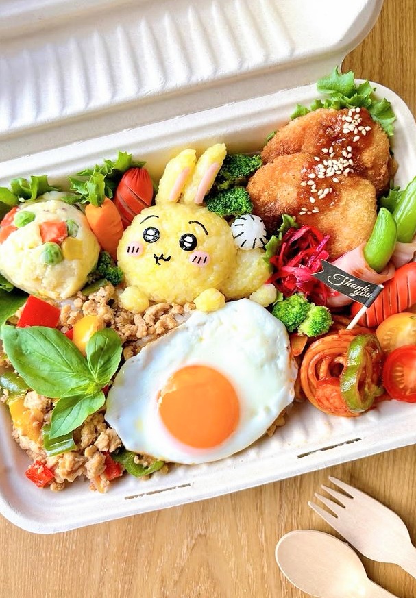 💐✨おはよーございます✨💐
   🌸今日もまんまる笑顔で
  よろしくお願い致します🌸
 🍓🐇ちいかわうさぎﾁｬﾝ🐇🍓
   🌷🍀🌷￣(=∵=)￣🌷🍀🌷
      🍱🍳ハムカツ弁当🍳🍱
               💓キュンです💓
                   #ちいかわ弁当
