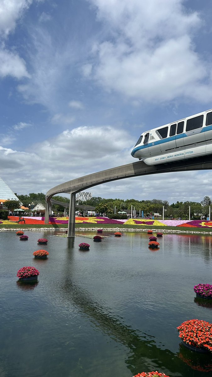 15jjc's tweet image. Having a day at EPCOT. And met some special friends in our resort #Disney #Epcot #Holiday @WaltDisneyWorld @DisneyParks