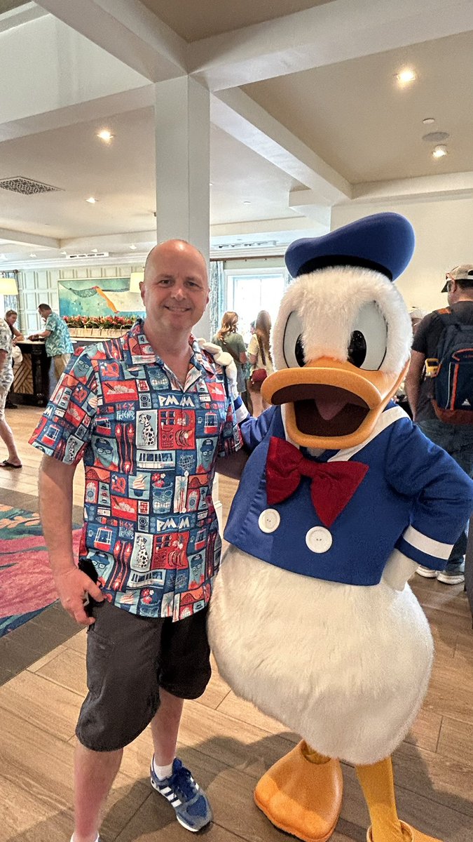 15jjc's tweet image. Having a day at EPCOT. And met some special friends in our resort #Disney #Epcot #Holiday @WaltDisneyWorld @DisneyParks