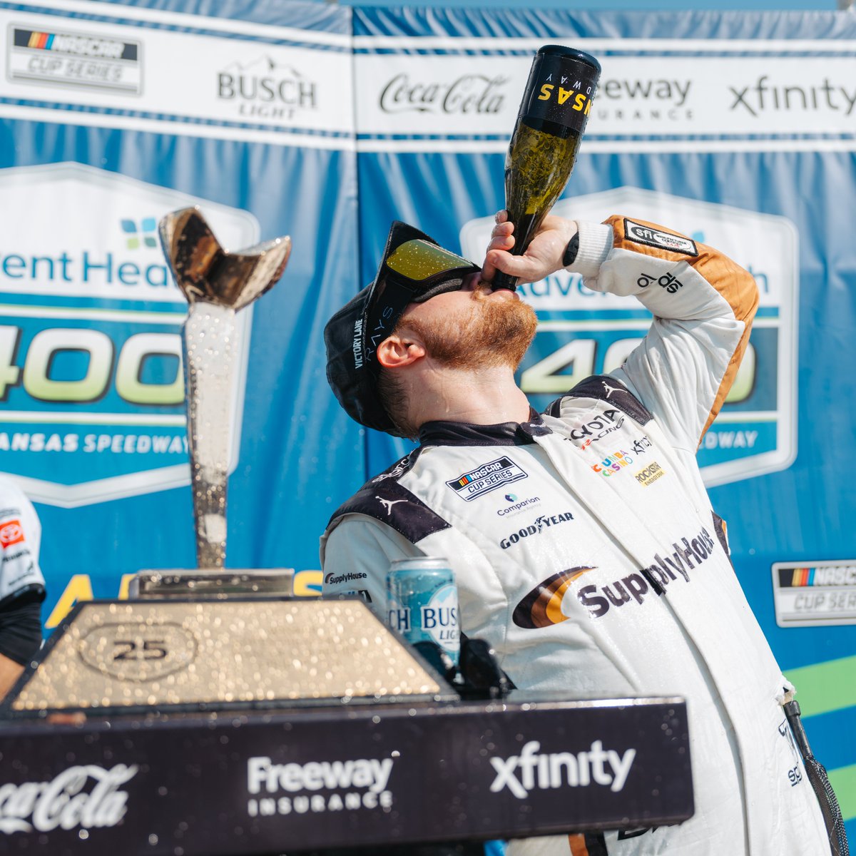 shadyrays's tweet photo. Victory goggles are back 🍻🏁

@TylerReddick just grabbed his fifth win of the season in Kansas! https://t.co/6PgtTJ9ilz