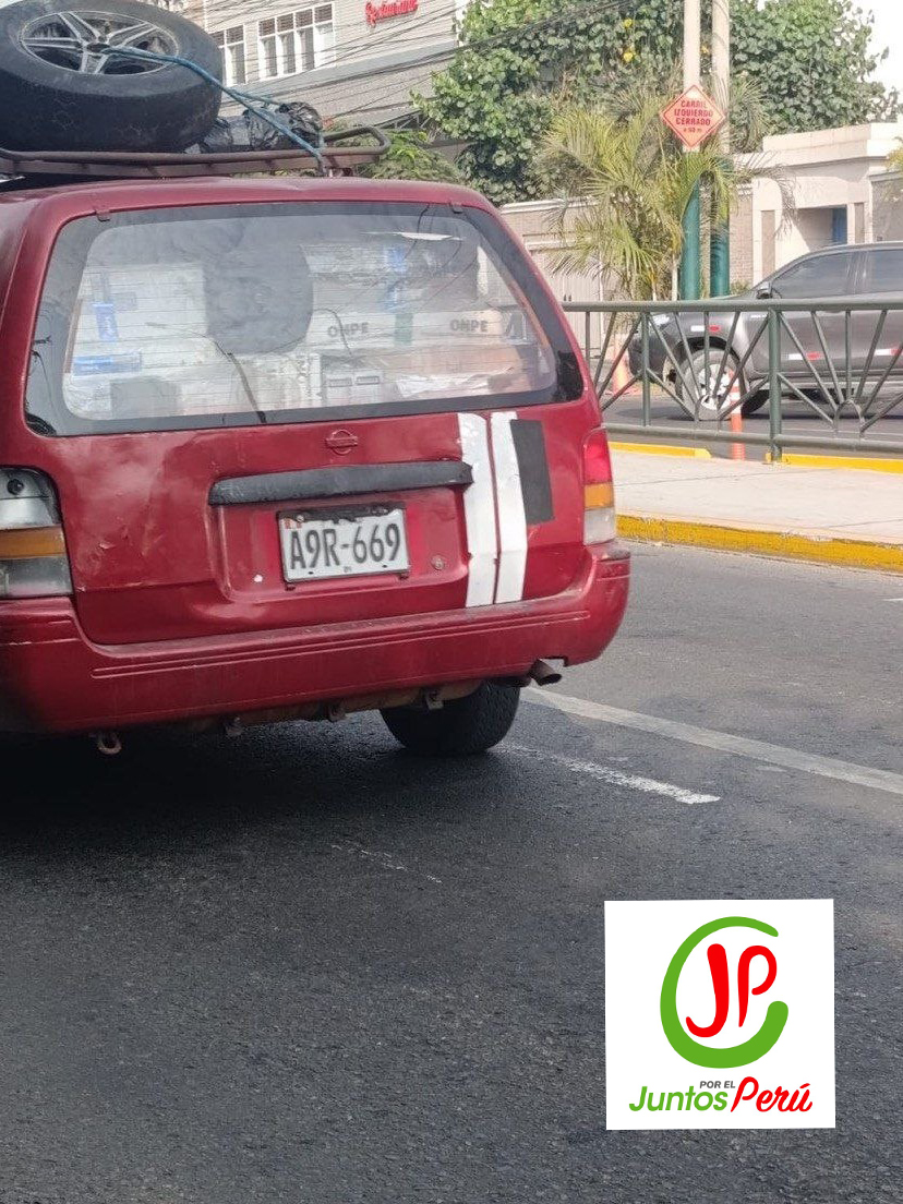 Ahí está la placa del auto que se robaba nuestros votos.
