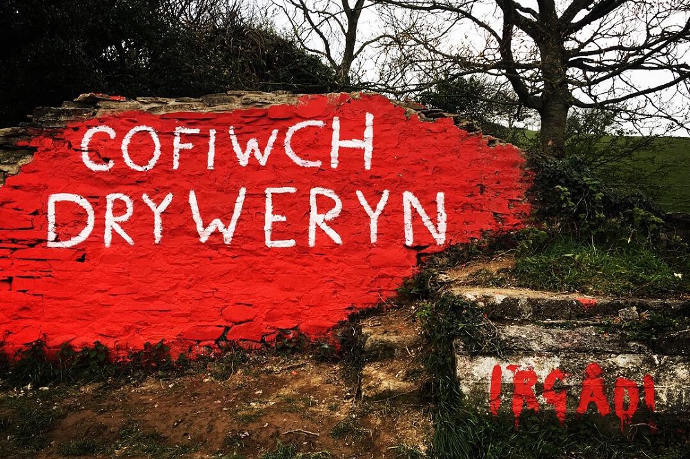 Every year Cymru 🏴󠁧󠁢󠁷󠁬󠁳󠁿 Exports 243 Billion litres of water to england 🏴󠁧󠁢󠁥󠁮󠁧󠁿

At 🏴󠁧󠁢󠁷󠁬󠁳󠁿 consumer rates, which are among the highest in 🇬🇧 (£4.25/1,000L)

That’s £1,032,750,000BN of our natural resources handed over for FREE! 

England 🏴󠁧󠁢󠁥󠁮󠁧󠁿 aren’t just underfunding us, they're robbing us !