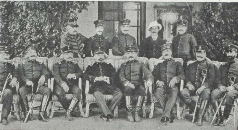 Fotografía del general Rosendo Fraga, ministro de Guerra del presidente José Figueroa Alcorta, tomada en el año 1907 en Campo de Mayo, junto a jefes del acantonamiento, entre ellos el coronel Antonio Giménez, jefe militar de la guarnición; el coronel Luis Dellepiane, jefe del