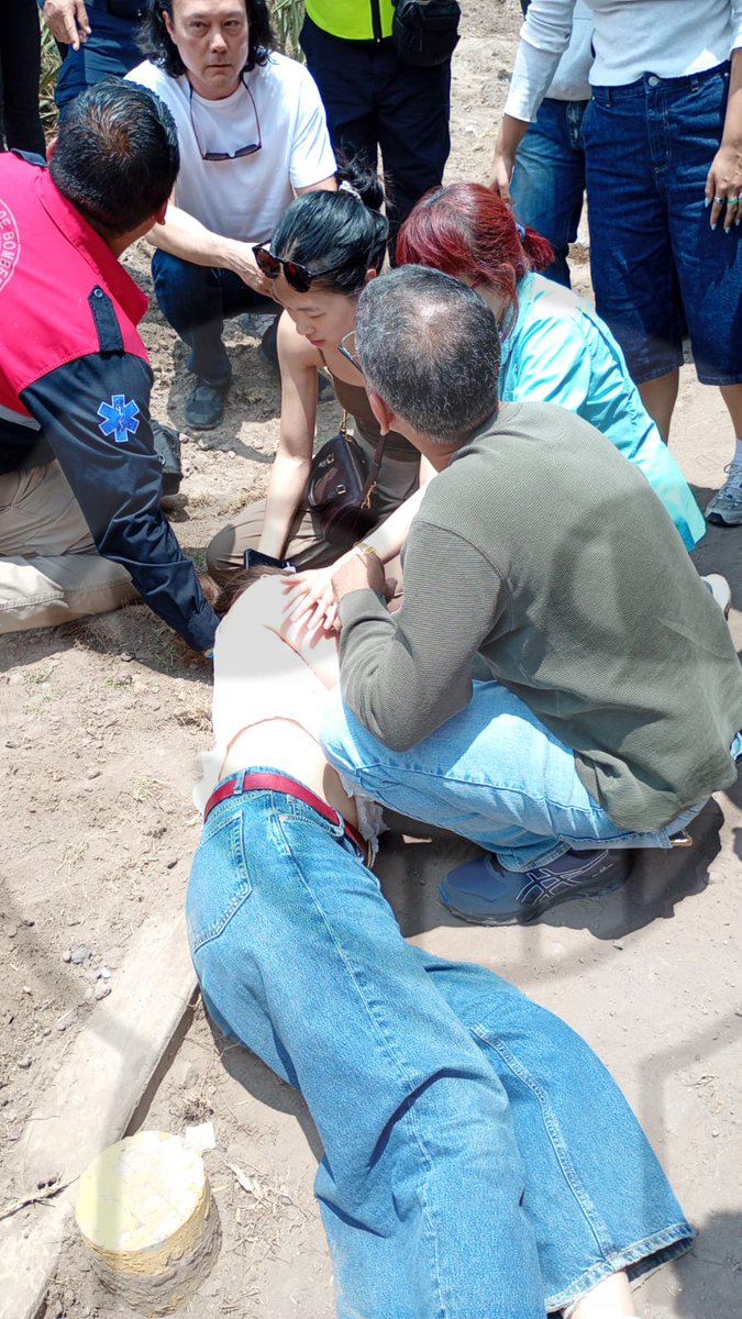 Tania_aguilarcr's tweet photo. 🚨 #TIROTEO en las Pirámides de #Teotihuacán. Así encontraron autoridades la escena. El tirador se quitó la vida;  #MATÓ a una mujer canadiense e hirió a más turistas. La presidenta @Claudiashein lamentó los hechos. Histórico lo que sucedió hoy en este centro turístico de #MÉXICO https://t.co/CQsu7uiPl9