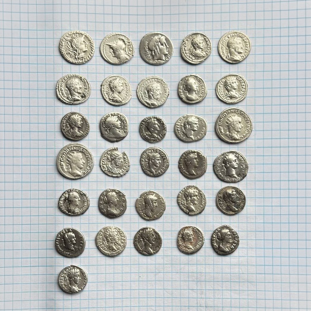 _Treasure_Kings's tweet image. Beautiful little Roman #silver collection from Ukraine 🇺🇦
 Detectorist Volodymyr Ostapchuk #metaldetecting these denarii - from Republican Rome all the way to the Empire. #coins