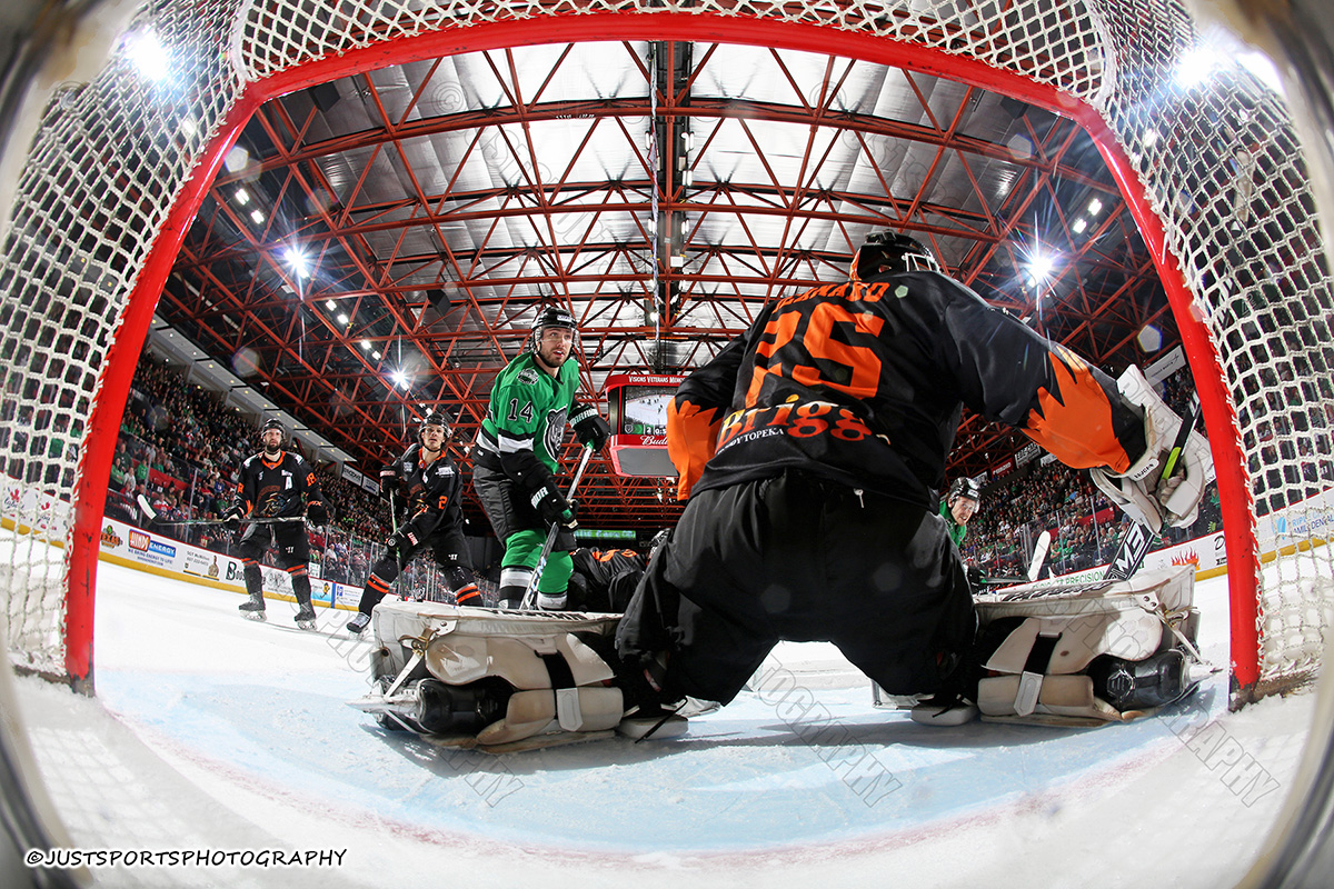 JustSports_AHL's tweet image. 04-17-2026 BINGHAMTON BLACK BEARS vs TOPEKA SCARECROWS

REMOTELY TRIGGERED CAMERA MOUNTED IN THE GOAL

@BlackBearsFPHL
@FPHLScarecrows
#TopekaScarecrows
@PocketWizard
@CanonUSApro
#pocketwizard
#remotecamera
#RemoteCameras
#makeitpossible
#whereistheremotecamera
#funwithremotes