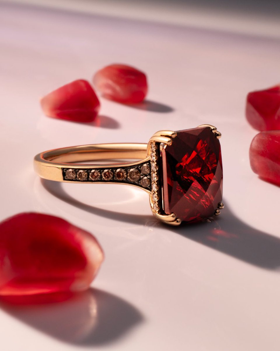 Le_Vian's tweet image. Deep red jewel-toned indulgence 💍

This ring is layered in rich harmony and sculpted light, available @KayJewelers

🔗 levian-jewelry.visitlink.me/Dx0n-L

#StatementRing #GemstoneJewelry #FineJewelry #LuxuryJewelry #Garnet #Ruby