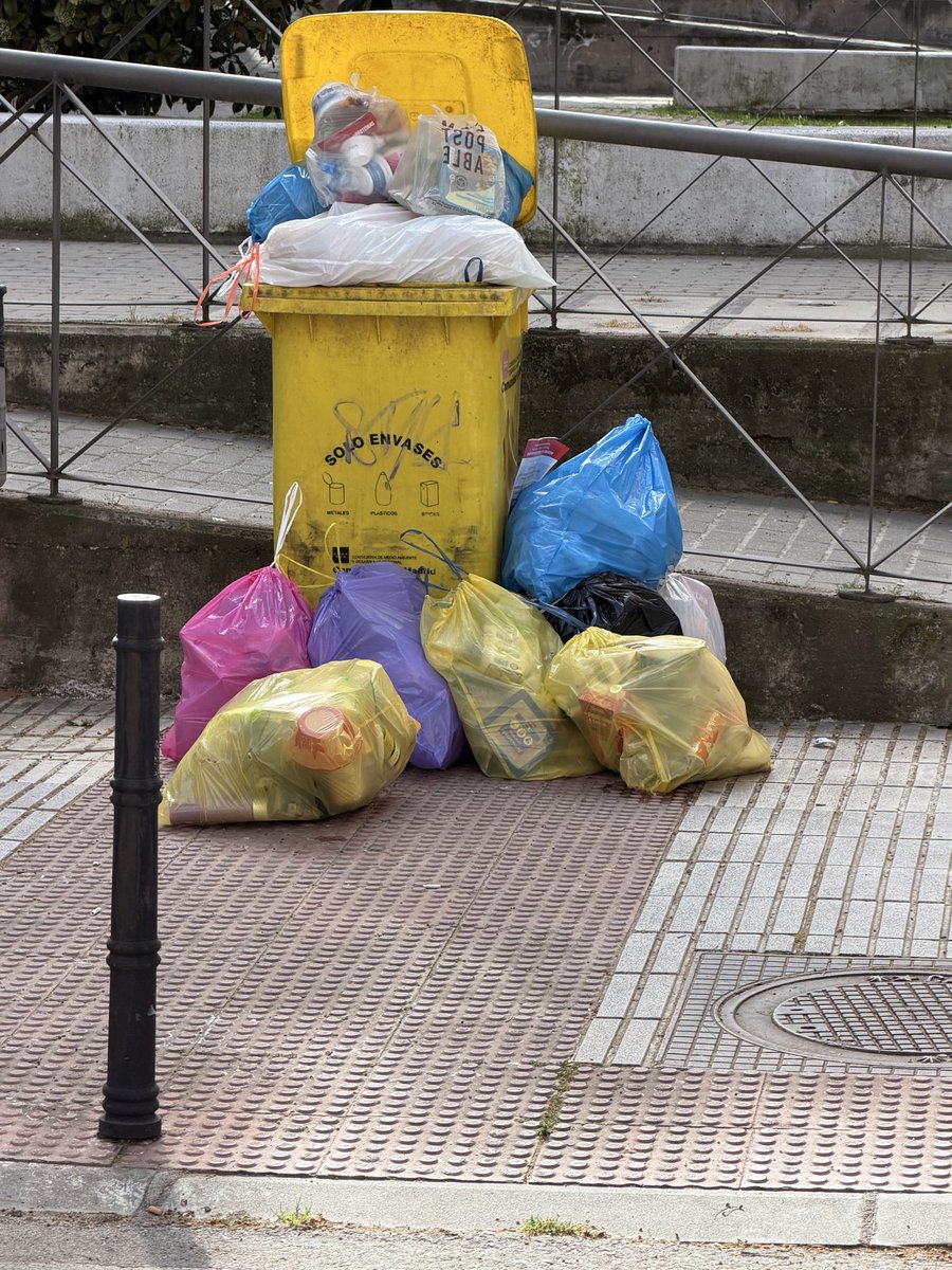 ATOSTON's tweet photo. @sanselimpio @VecinosSanSe @local_reyes Así todos los días, repugnante pongan una cámara y empiecen a denunciar a los vecinos de los bajos q al no tener cubos lo tiran aquí en avenida Castilla la mancha 85 mal olor, comida por el suelo, vendrán ratas https://t.co/u4krUXuf7j