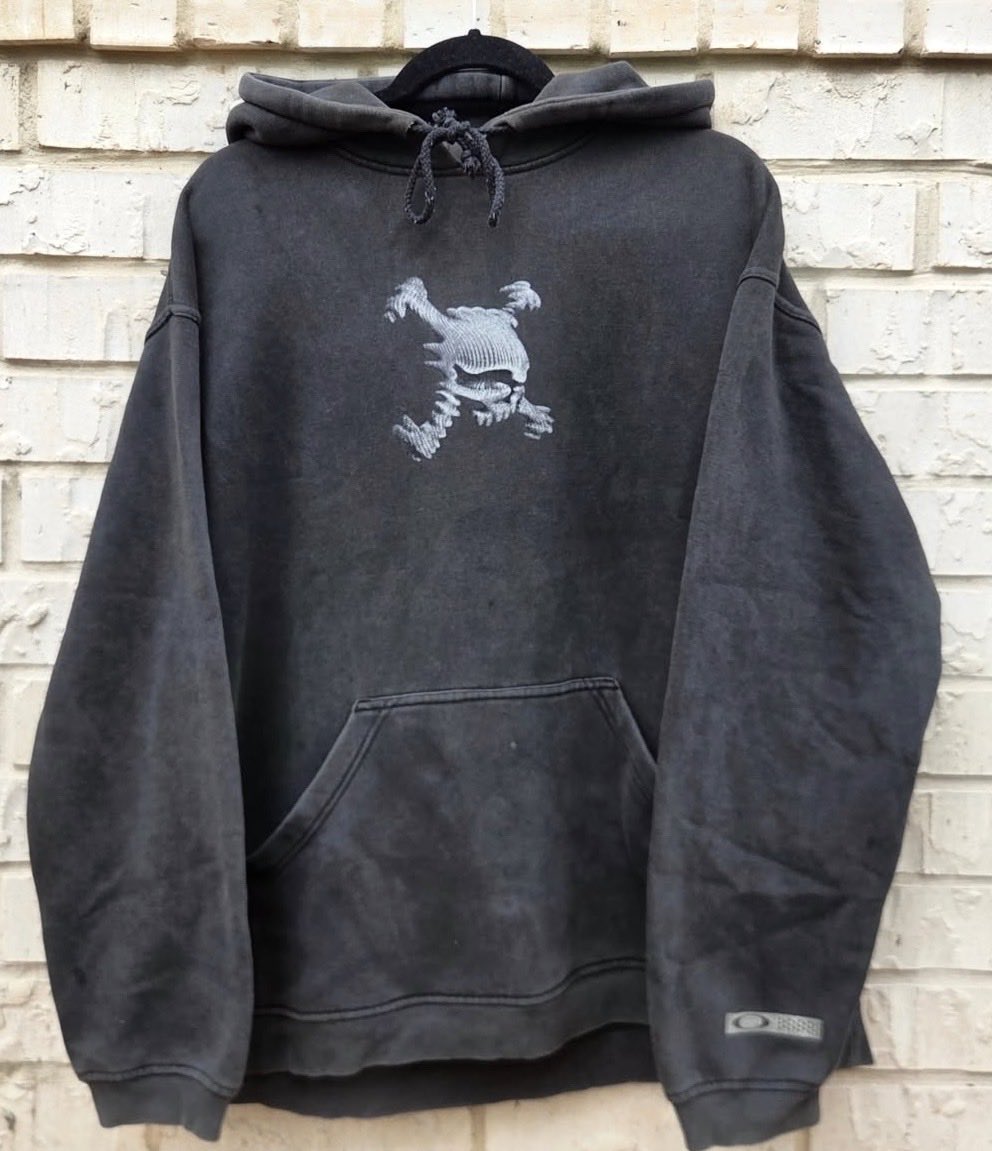 pinkskysyre's tweet photo. vintage oakley software 3D skull hoodie https://t.co/J9SznyFMpi