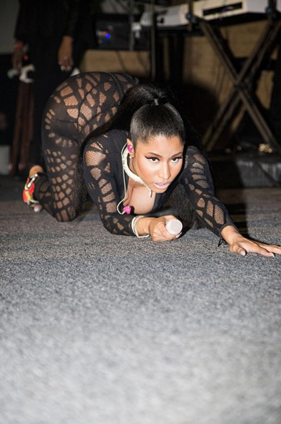 f5vesteria's tweet photo. @PopCrave nicki underneath the stage crawling to the dressing room https://t.co/U5GKUyi7C0