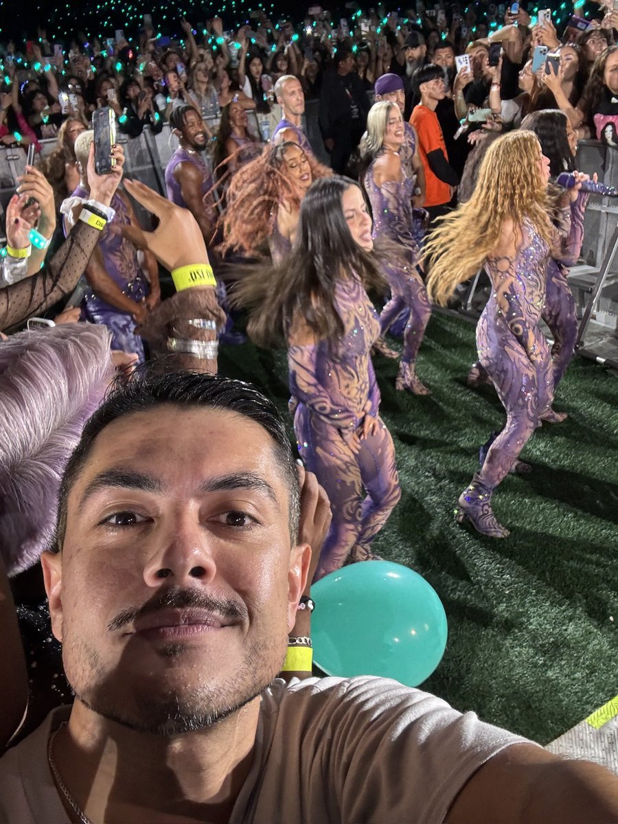 alberto__roma's tweet photo. Que loucura maior do que seguir ela por todo um continente? De NYC, passando por Los Angeles, San Diego, Tijuana, Monterrey, até a CDMX… 19 vezes durante a #LMYNLWorldTour.

E como fã da #Shakira que eu sou, claro que não vou perder o show mais apoteótico da carreira dela — por isso, o #20 vai ser em “Todo Mundo no Rio”. Vou viajar 7.700 km, com duas escalas, cruzando 6 países… me diz se isso não é loucura.

Mas daquelas que valem muito a pena.

#TodoMundoNoRioPede99