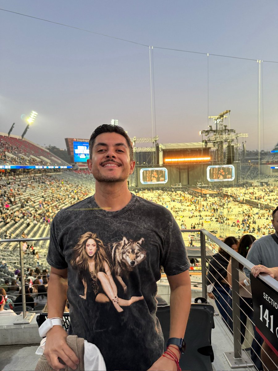 alberto__roma's tweet photo. Que loucura maior do que seguir ela por todo um continente? De NYC, passando por Los Angeles, San Diego, Tijuana, Monterrey, até a CDMX… 19 vezes durante a #LMYNLWorldTour.

E como fã da #Shakira que eu sou, claro que não vou perder o show mais apoteótico da carreira dela — por isso, o #20 vai ser em “Todo Mundo no Rio”. Vou viajar 7.700 km, com duas escalas, cruzando 6 países… me diz se isso não é loucura.

Mas daquelas que valem muito a pena.

#TodoMundoNoRioPede99