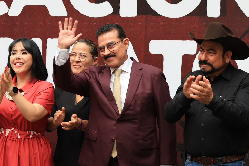 DrCarlosLomeli's tweet photo. Cuando Guadalajara habla, hay que escucharla.

Hoy alzamos la voz por lo que miles de familias viven todos los días: falta de agua digna, transporte caro y deficiente, y una inseguridad que no se puede normalizar.

Desde Morena lo decimos claro: estamos del lado de la gente, caminando el territorio, escuchando y proponiendo.

Guadalajara merece más. Aquí estamos, de frente y con responsabilidad.