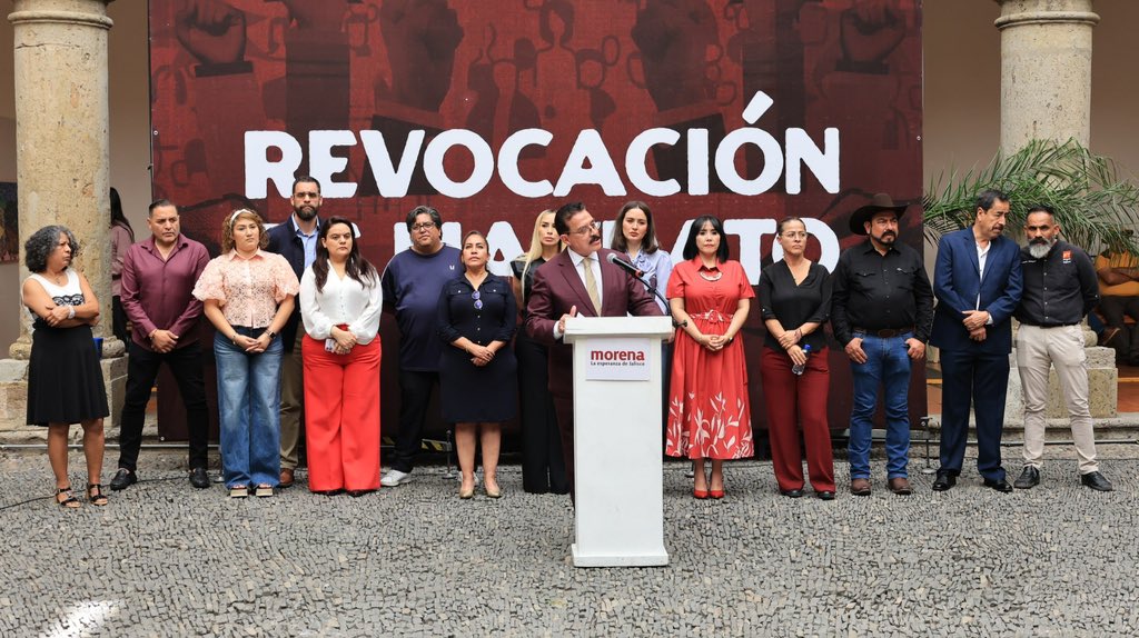 DrCarlosLomeli's tweet photo. Cuando Guadalajara habla, hay que escucharla.

Hoy alzamos la voz por lo que miles de familias viven todos los días: falta de agua digna, transporte caro y deficiente, y una inseguridad que no se puede normalizar.

Desde Morena lo decimos claro: estamos del lado de la gente, caminando el territorio, escuchando y proponiendo.

Guadalajara merece más. Aquí estamos, de frente y con responsabilidad.