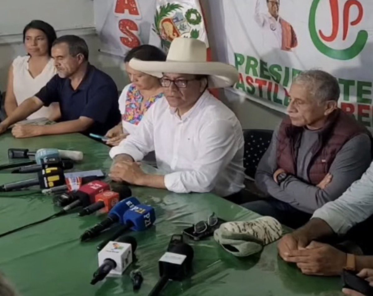 <a href="/solopasaenperu/">Solo pasa en Perú 🇵🇪</a> Jamas votare x un hijo d puta q se sienta con mierdas, de niño me enseñaron q con el terrorismo o sus satelites no se conversa, dialoga o codea, y darles el trato q le dieron a los Cantuta o Barrios Altos, mi  voto por la Sra K y si la caga ahora si desaparecerá de la política.