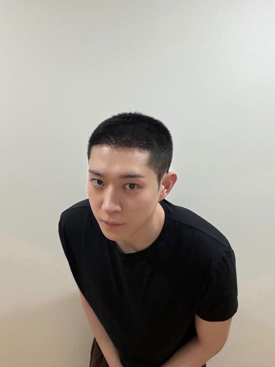 Kpopstyles01's tweet image. “Serve well, Young-dae!” 🫡

Kim Young-dae shares a glimpse of his new haircut ahead of his mandatory military enlistment, assuring fans, “I’ll be back safely!”

#KimYoungDae #military #service