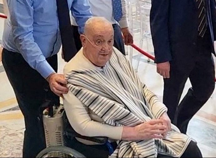 RichRaho's tweet image. Pope Francis’ nurse on “the poncho”: Oh yes, that was April 10th! We were walking calmly down the corridor in Santa Marta when he suddenly said to me: "I’d like to go to the Basilica; I need to talk to the restorers of the Altar of the Chair." I wasn't wearing a jacket, and he