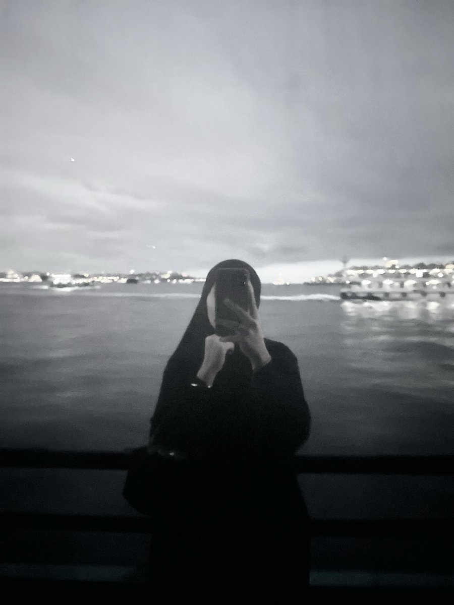 Kıymetli evlatlarıma anneciğiniz 20’lerin sonunda böyle görünüyordu fotoğrafıymışşşş,, 
Arkamız da İstanbul-Üsküdar 
Sene 2025 Aralık soğuk bir akşam üstü