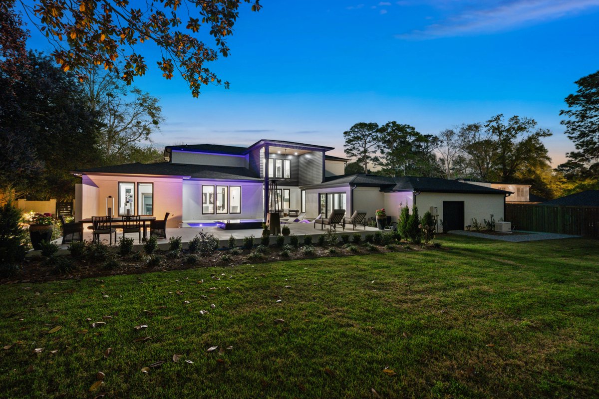 DSFPhoto's tweet photo. Some homes just hit different at twilight ✨ they truly glow after sunset

#DeepSouthFocusPhotography #RealEstatePhotography #TwilightPhotos #ListingMarketing https://t.co/q53pEm04dc