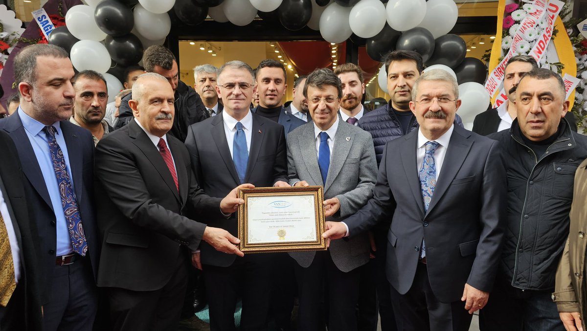 K_Turkmenoglu_V's tweet image. Bugün hemşehrilerimizle birlikte Paulmark mağazasının açılışını gerçekleştirdik. 

Şehrimize kazandırılan her yeni yatırım, istihdama ve kaliteli hizmete olan inancımızın bir yansıması. İşletme sahiplerine hayırlı kazançlar, şehrimize ise bereketli günler diliyorum. 🤝🛍️ #Van