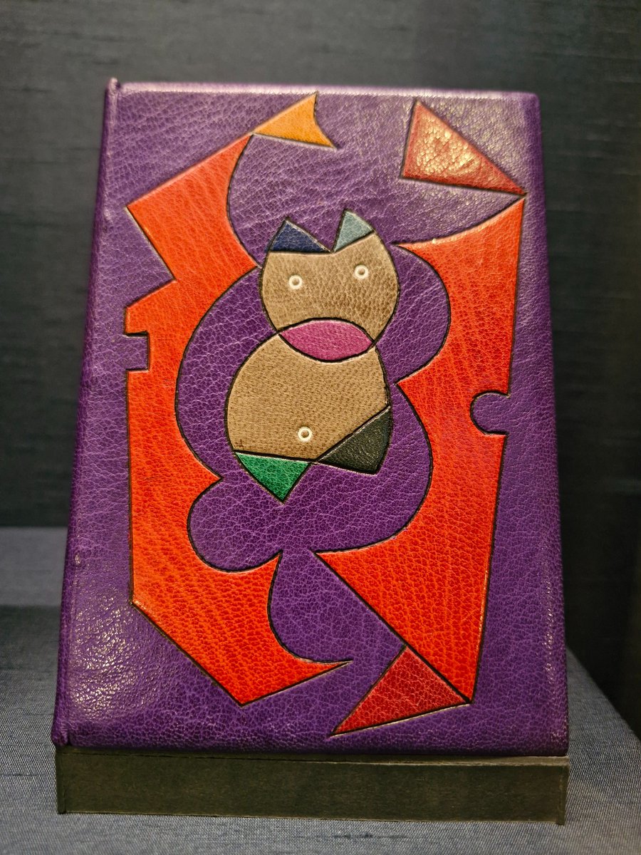 Northern_Soul_'s tweet image. Spotted at #Manchester's John Rylands Library: bookbinding from 1985.
If you want to know more about the bookbinder Arthur Johnson, we found this: independent.co.uk/news/obituarie…
#bookbinding  #library #books