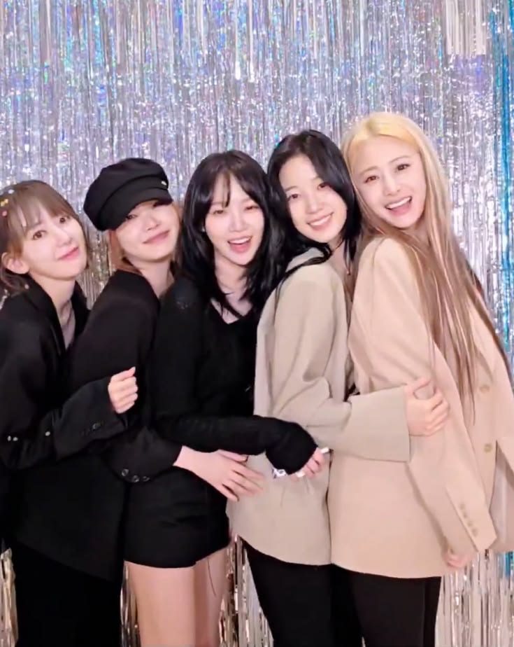 Durante o periodo da madrugada desta terça, a partir das 04hrs, até a madrugada de quarta, até 04hrs, os votos no AMAs dobrarão!!!

OU SEJA: Poderemos depositar 60 votos no LE SSERAFIM na categoria BEST FEMALE K POP ARTIST!

Usem vários email, vamos dar esse prêmio pras meninas!