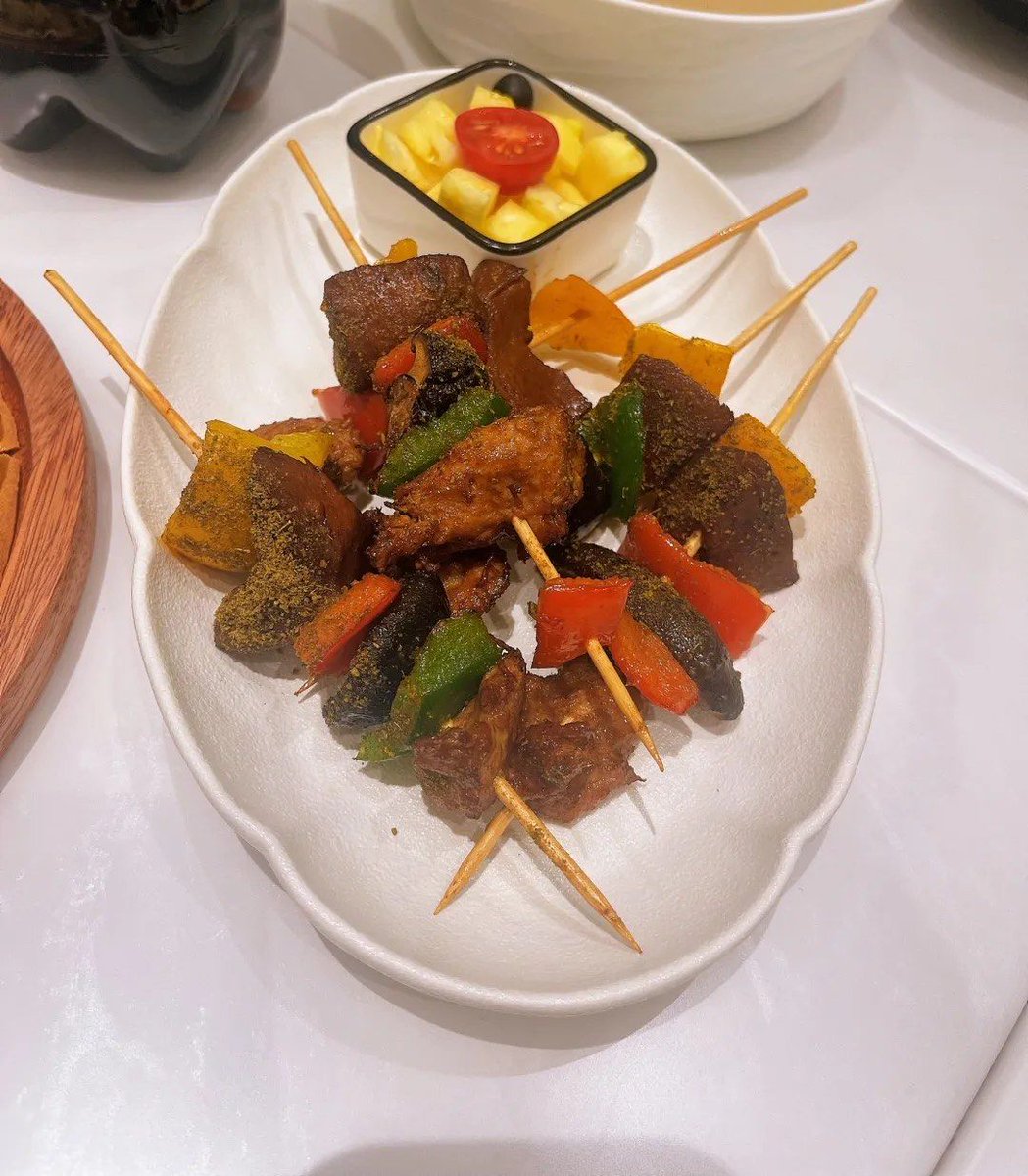 Mohamed25129167's tweet image. Swap junk for joy!  Grilled chicken + quinoa + roasted veggies = 300kcal, protein-packed, u0026 fuel for your day. Easy, tasty, actually satisfying. #FatLossMeals #CleanEating