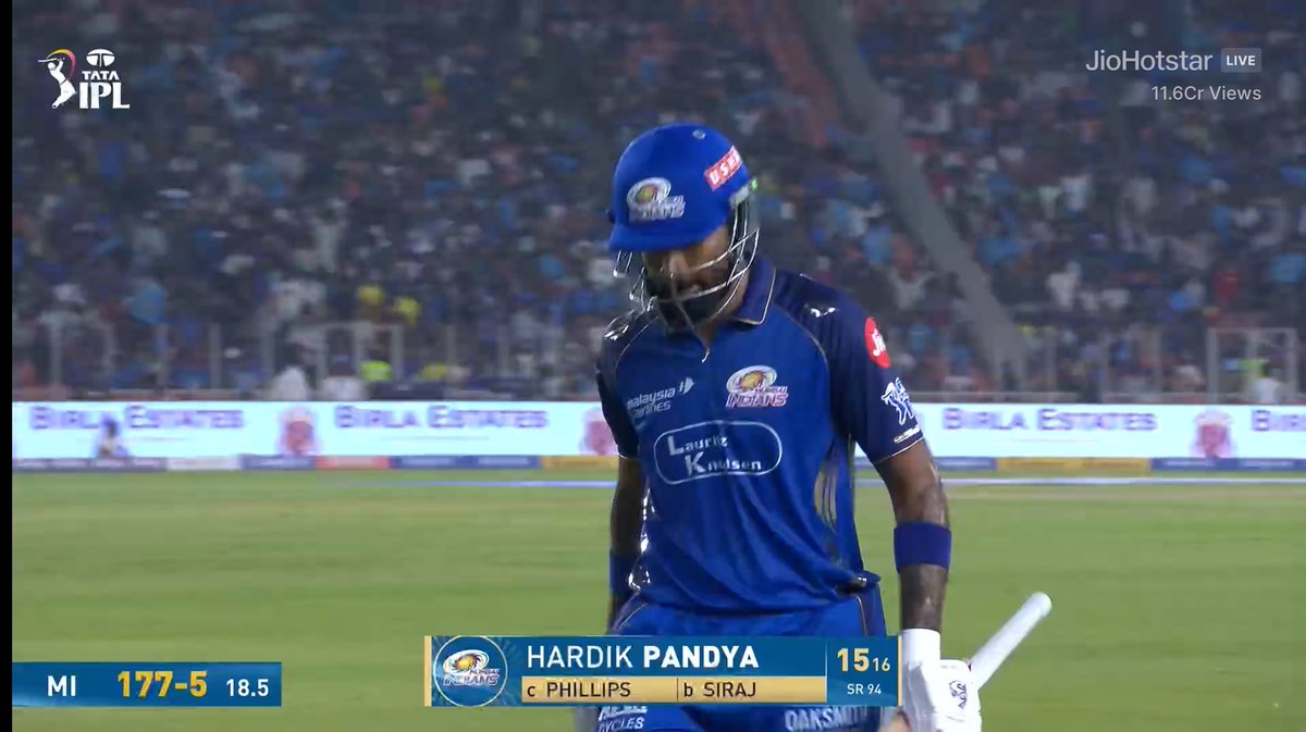 rushiii_12's tweet image. Saar hardik pandya Playing with snakes.😢💔