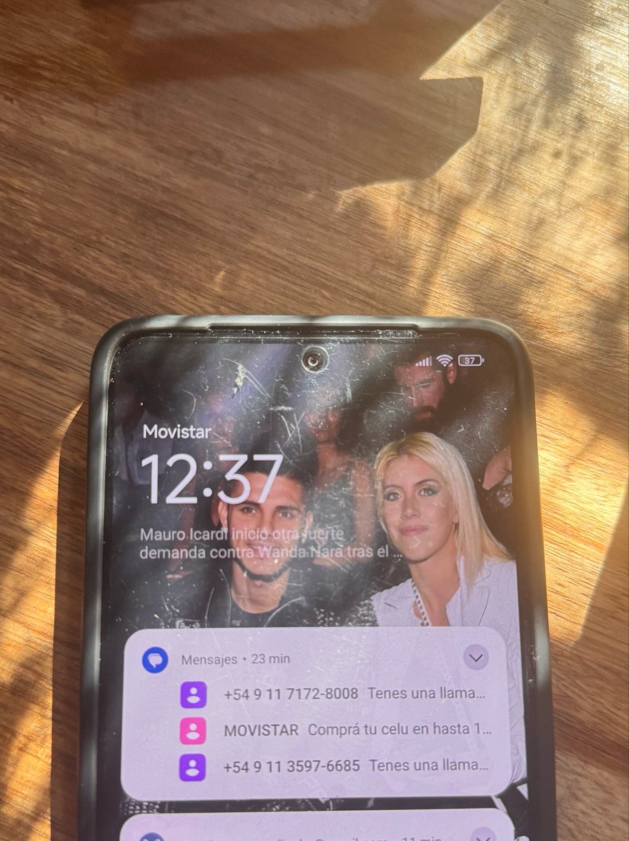 El celular de mi trabajo va cambiando la foto aleatoriamente, recién lo quise usar y