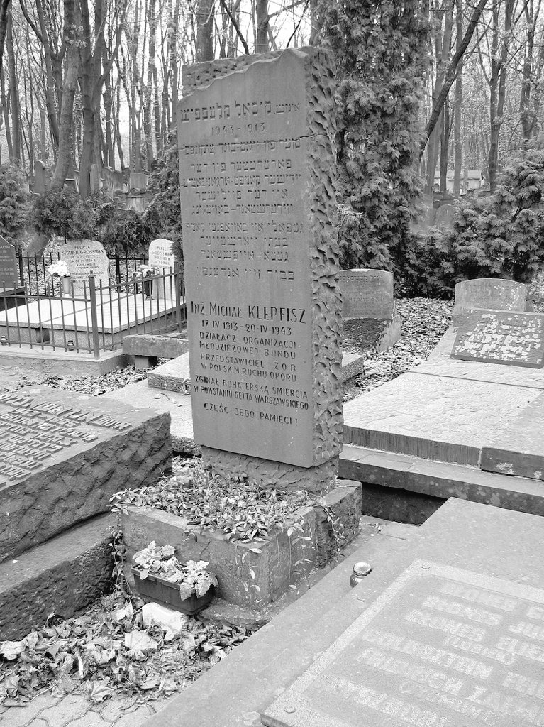 TomFromKatowice's tweet image. My name is Michał Klepfisz✡️🇵🇱, 
an engineer chemist from #Warsaw. 
8️⃣3️⃣ years ago on April 2️⃣0️⃣, 1943
I died a heroic death during the Warsaw ghetto uprising at the age of 3️⃣0️⃣.
Please,#NeverForget me!
#Genocide
#WWII 
#Holocaust
#NeverAgain
#Germans
#Jews 
#History