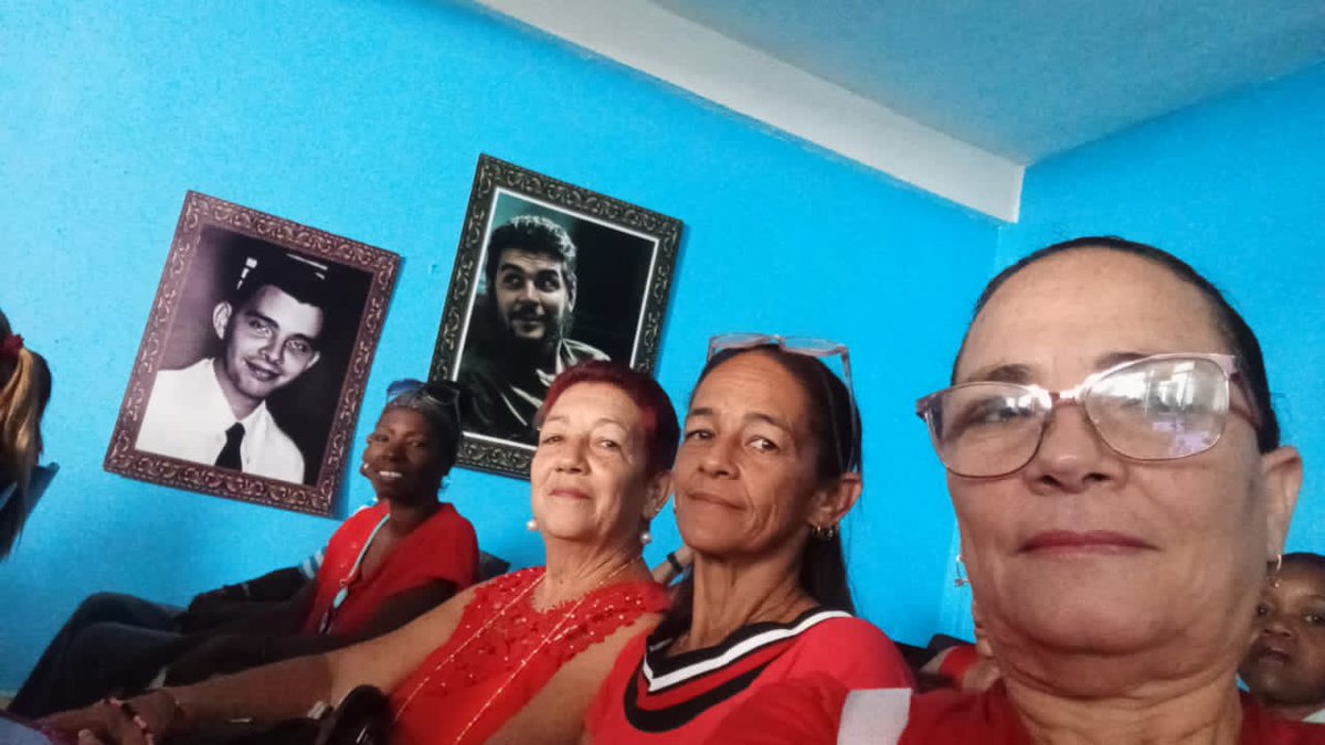 En #SantiagoDeCuba, los educadores preparando las actividades para celebrar el 1ro de mayo. #JuntosCreamos. #LaPatriaSeDefiende
#VivaElPrimeroDeMayo