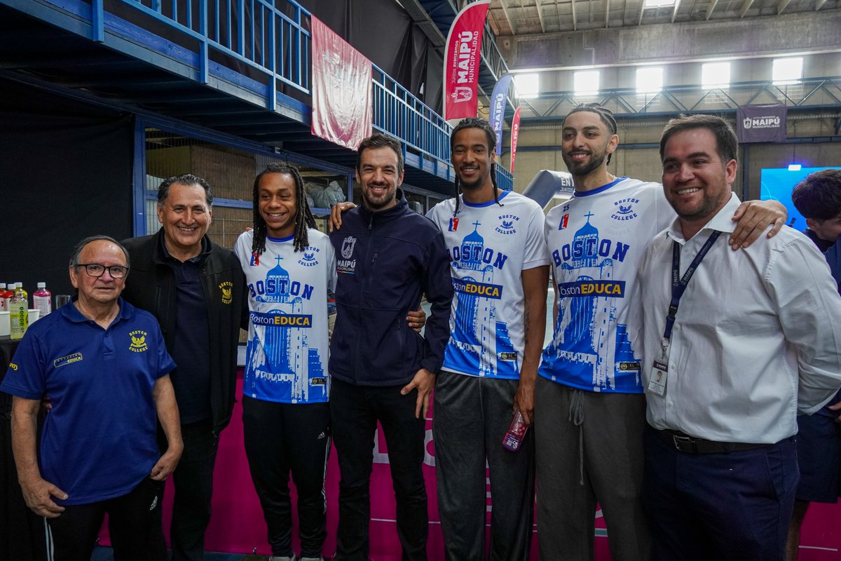 CDBostonChile's tweet photo. La Rama de Básquetbol CDBC se hizo presente en el lanzamiento de la Liga Deportiva Escolar en Maipú 🏀
📍 En el Gimnasio Fernando González, compartimos junto a autoridades como el Alcalde @TomasVodanovic de @Muni_Maipu y la Pdta. de @febachile, Karin Heerwagen.
#VamosBoston https://t.co/yPLOyAxInU