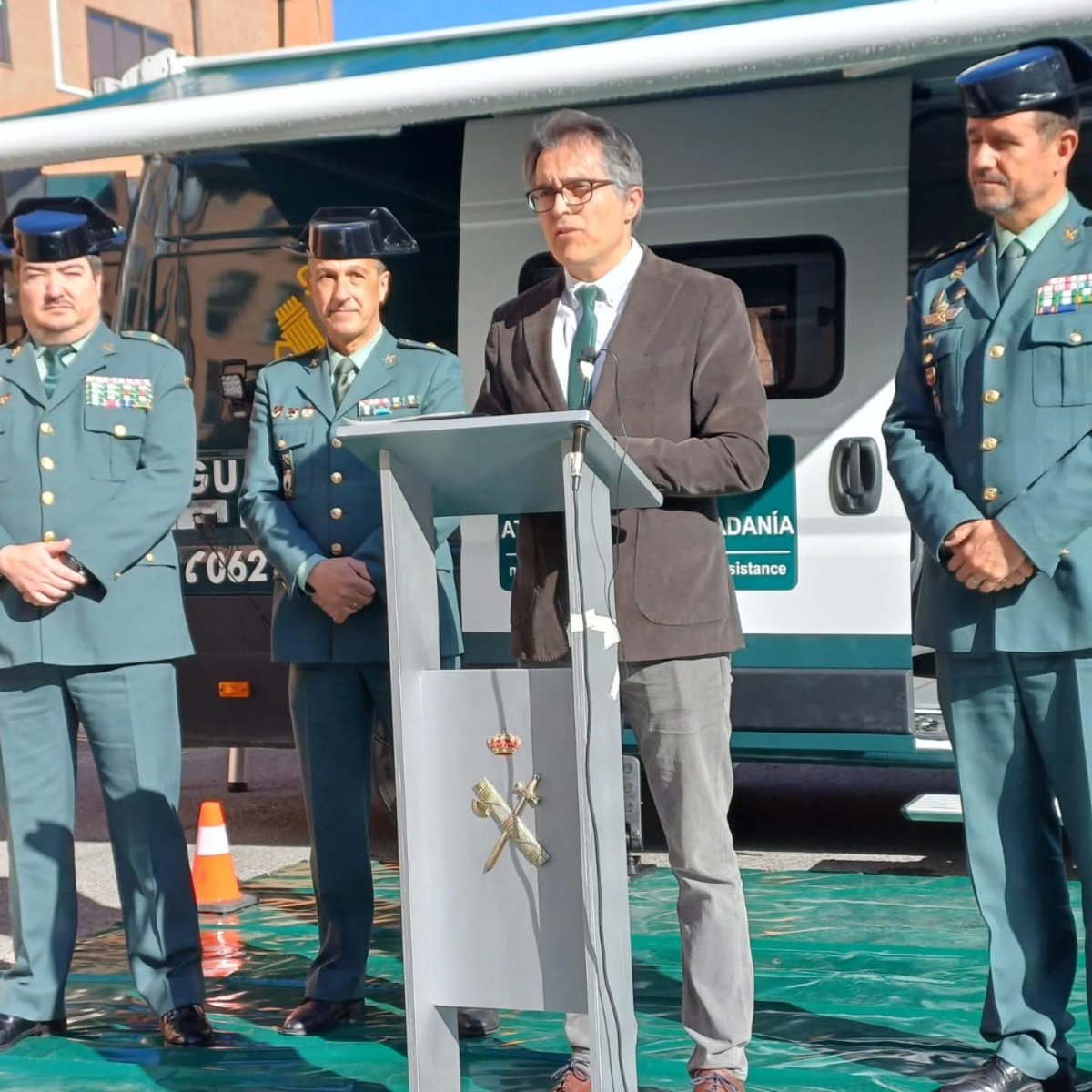 MqGuardiaCivil's tweet photo. 🏘️📍El subdelegado del Gobierno en Ávila y el jefe de la Comandancia de la Guardia Civil de Ávila presentan la nueva Oficina Móvil de Atención a la Ciudadanía ( #OMAC ), que ya presta servicio en la provincia para acercar las capacidades de la Guardia Civil a todos los rincones. https://t.co/hfaahRq03J
