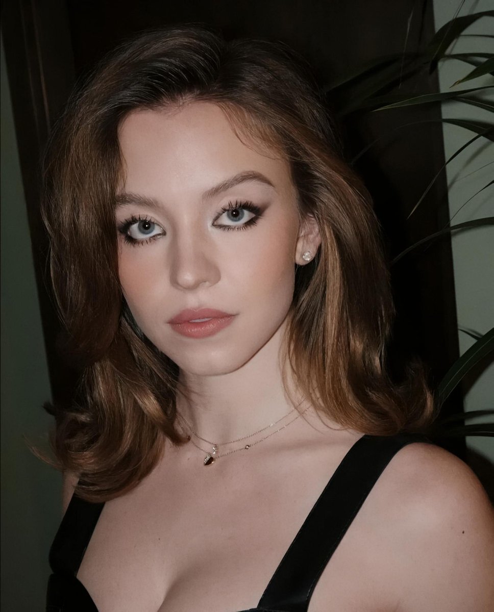 brunette sydney sweeney ★