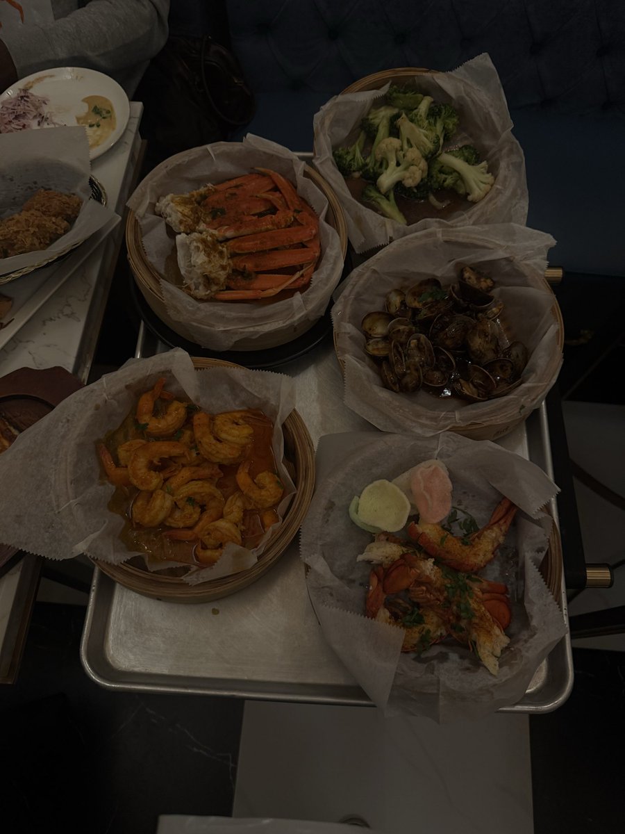 Tatiananae1's tweet image. Crab House Times Square 
Food: 7/10 ⭐️
Staff: 9/10 ⭐️
Ambiance: 6/10 ⭐️
Wait time:10/10 ⭐️
All you can eat buffet $168 per person
#food #foodreview #review #nyc #newyork