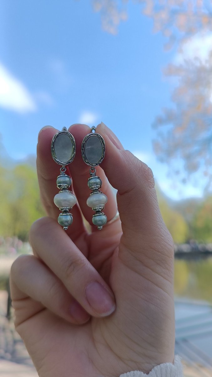 є ще такі сережки, теж в єдиному екземплярі 
натуральні перлини, у нержавіючих швензах перламутр 
870 гривнів